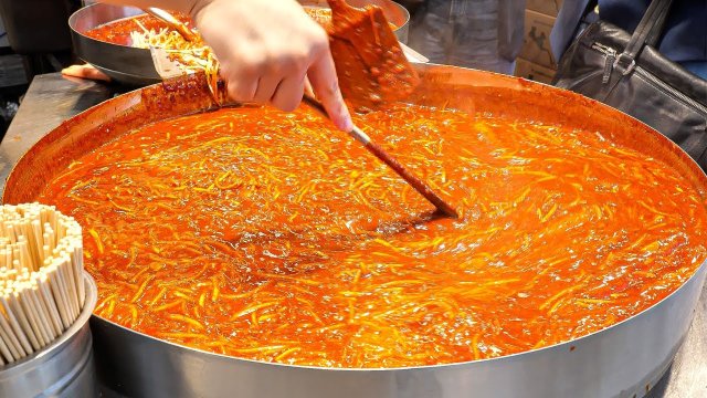 Уличная еда по-корейски! Соус ттокпокки выглядит очень вкусно