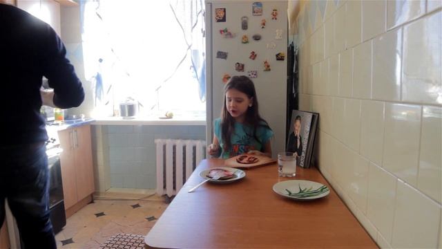 Готовим с папой завтрак для мамы