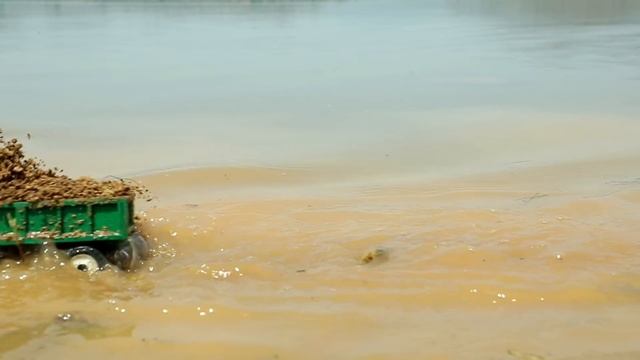Экскаватор спас друга из ямы