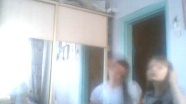 Пока родителей нет дома!!))