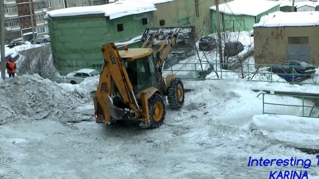 ТРАКТОР ЗИМОЙ УБИРАЕТ СНЕГ TRACTOR REMOVES SNOW IN THE WINTER