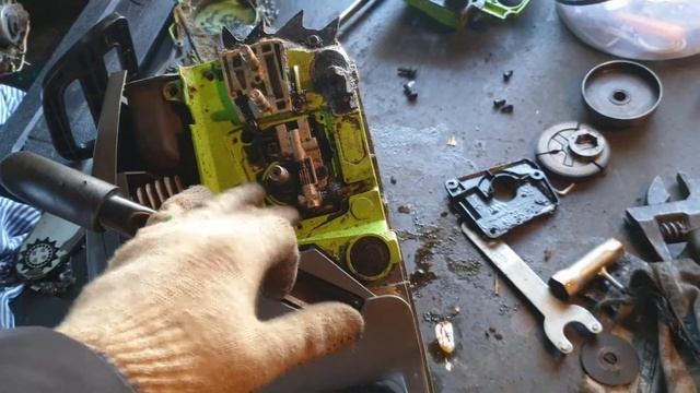 Как снять маслонасос с бензопилы, РЕМОНТ СВОИМИ РУКАМИ, универсальный способ.