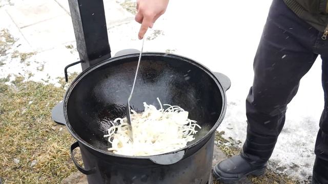 ТОМЛЕНЫЕ ГОВЯЖЬИ РЕБРА В ПОМИДОРАХ И КАРТОФЕЛЬ ПУШКИН В КАЗАНЕ НА КОСТРЕ