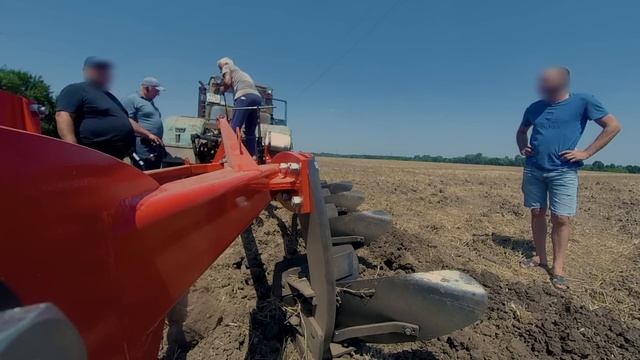 Трактор Т-150 с плугом ПС-5/35. Регулировка плуга. Почва - БЕТОН!!!