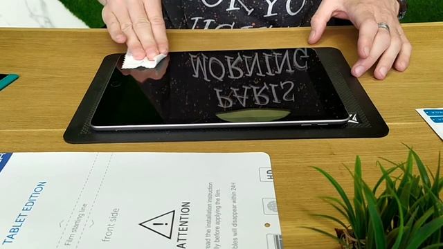Как поклеить гидрогелевую пленку на планшет. Обучающее видео.