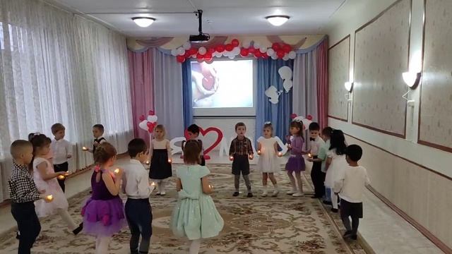 Танец средней группы №1 ко дню матери 20221125