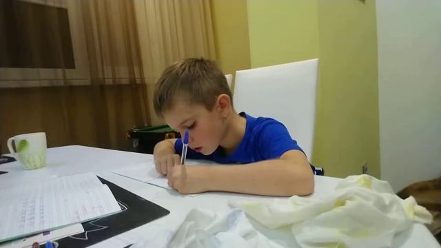 Очень смешно. Первоклассник делает уроки 😂