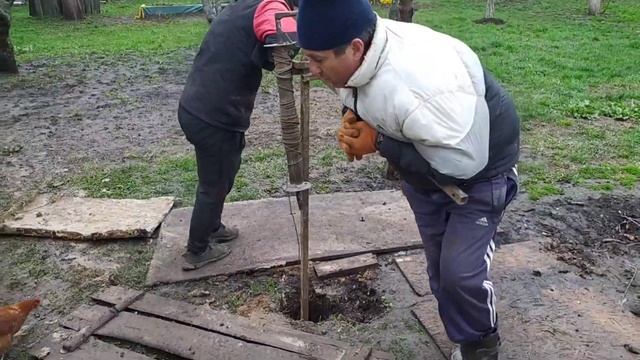 Бурим скважину по глине вручную!