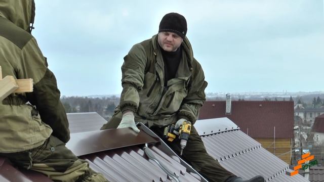 Монтаж конька на металлочерепицу.  Заканчиваем монтаж крыши каркасного дома, площадью 200 метров.