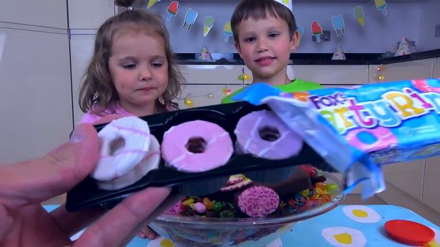 МИСС КЕТТИ И МИСТЕР МАКС ЕДЯТ САМОЕ РАЗНООБРАЗНОЕ В МИРЕ МОРОЖЕННОЕ!!!!!!!ШОК!!!!!!