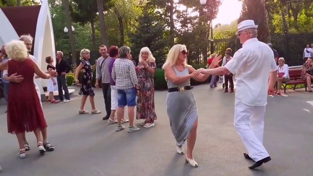 РОЗА БЕЛАЯ, РОЗА АЛАЯ! ТАНЦЫ В ПАРКЕ ГОРЬКОГО ХАРЬКОВ СЧАСТЛИВЫЕ ДНИ.mp4