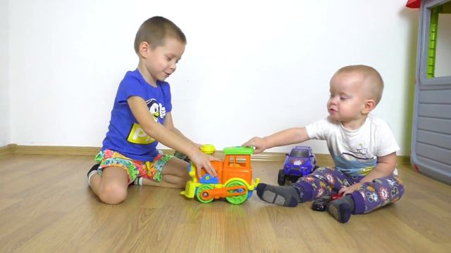 Дети Дамик и Тима делят игрушки