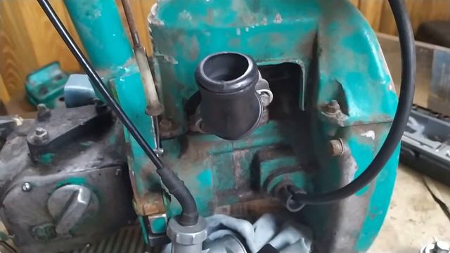 Ставим карбюратор от мопеда на бензопилу Урал 2 электрон.