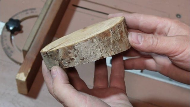 Небольшие деревяшки выравниваю с помощью фрезера. Рабочий способ.