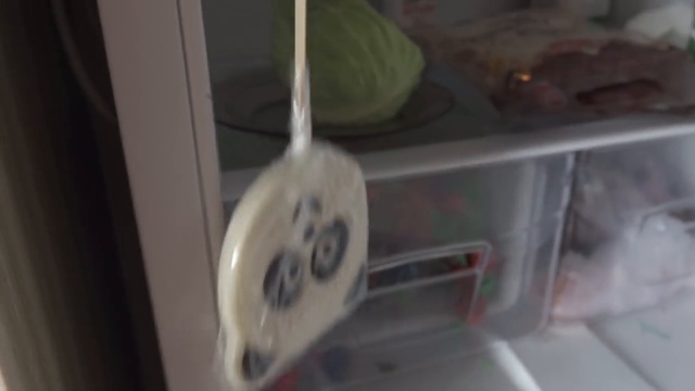 ЖЕЛЕЙНЫЙ МЕДВЕДЬ ВАЛЕРА ПОКАЗЫВАЕТ ПОЗНАВАТЕЛЯ