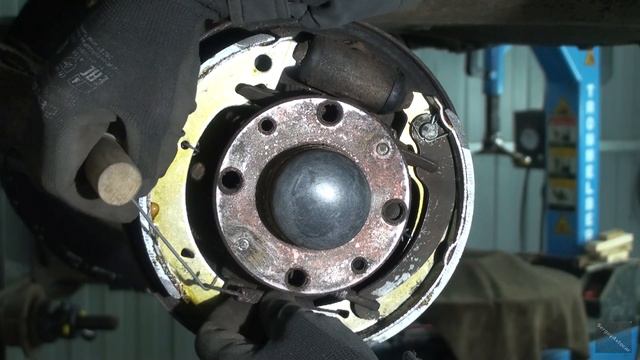 ЗАМЕНА ЗАДНИХ КОЛОДОК РЕГУЛИРОВКА РУЧНИКА ВАЗ 2110 2111 2112.