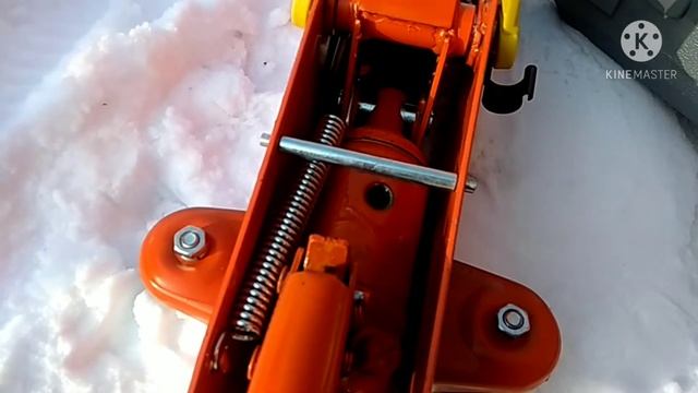 как залить масло в подкатной домкрат