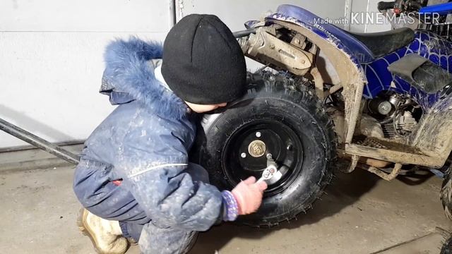 Меняем колёса на детском квадроцикле bigfoot 125cc. Ставим r8