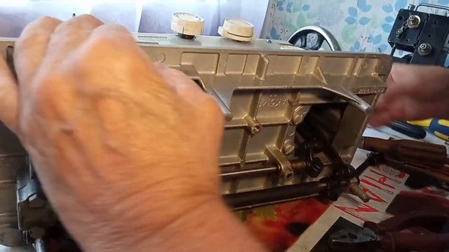 Регулировка зубчиков продвижения ткани на швейной машинке Подольск 142, Чайка 134, Чайка 143