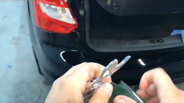 Как снять шильдик с автомобиля?