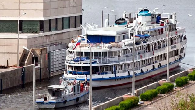 2. Отплытие из Волгограда.Проходим шлюзы.На берегу Камышин/По Волге на теплоходе "Александр Невский"