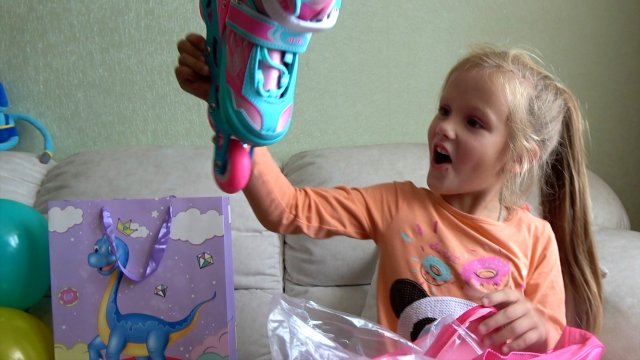 У Миланы ДЕНЬ РОЖДЕНИЯ! Милана получает подарки! Milana Like