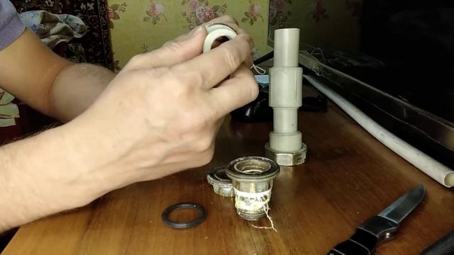 пропускает воду муфта американка на пластиковую трубу,что делать
