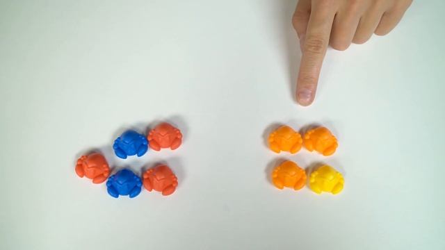 Маленькая Вера и Медведь играют в игру Обхитри осьминога