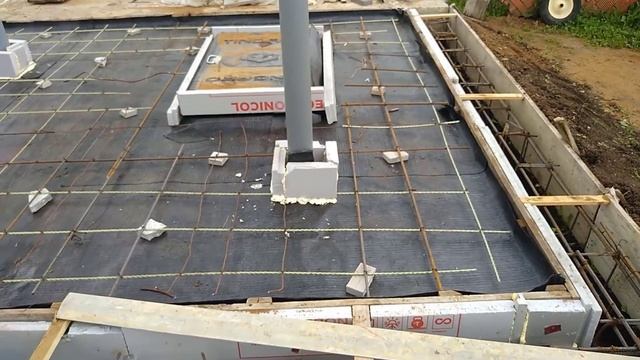 Ленточный фундамент и полы по грунту одним проходом.