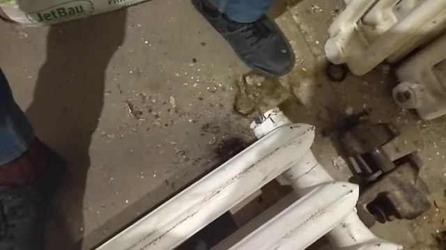 как открутить пробку у чугунной батареи без инструмента ;)