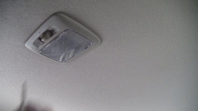 Замена лампочек в плафоне подсветки (освещения) салона и багажника на Mitsubishi Outlander