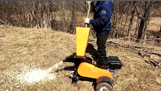 Измельчитель веток Бобёр. Устройств, заточка ножей, регулировка и немного в работе..mp4