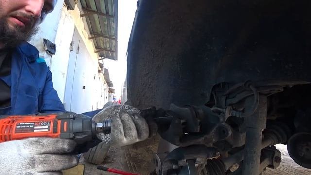 Замена передних тормозных дисков и колодок на VW T4