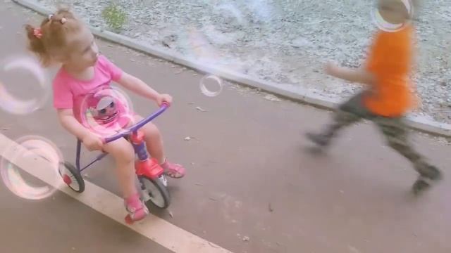 Прогулка Настеньки на велосипеде