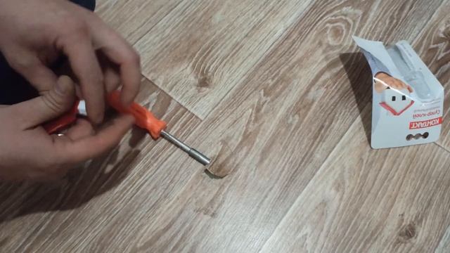 САМЫЙ ПРОСТОЙ СПОСОБ ОТРЕМОНТИРОВАТЬ ПОРВАННЫЙ ЛИНОЛИУМ.
