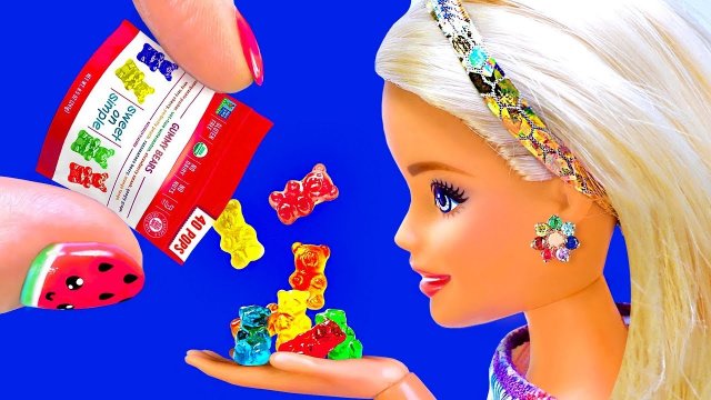 12 лайфхаков для БАРБИ: коляска для куклы LOL, мармеладные мишки, лоток для льда, серьги