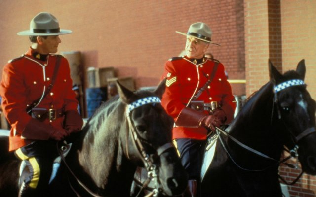 Строго на Юг – 4 сезон 6 серия «Странности» / Due South