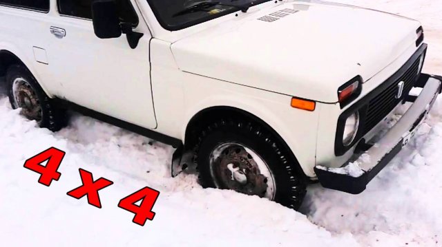 На Lada Niva по льду моря зимой. Дорогу занесло.