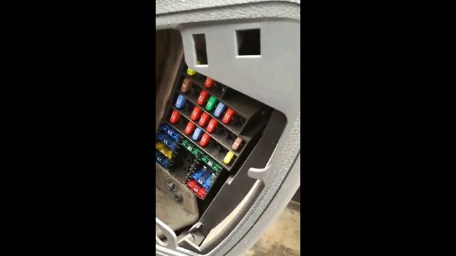 Расположение панели предохранителей на Renault Sandero Stepway