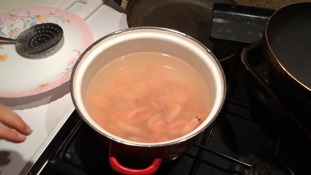 Как приготовить замороженные креветки. Как сварить креветки. Вареные Креветки.