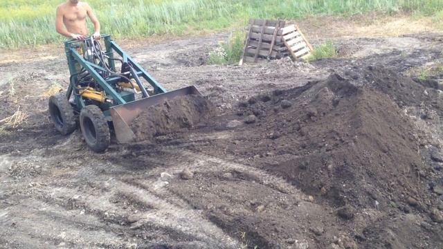 Мини погрузчик самодельный,  бортоповоротный,  в работе.