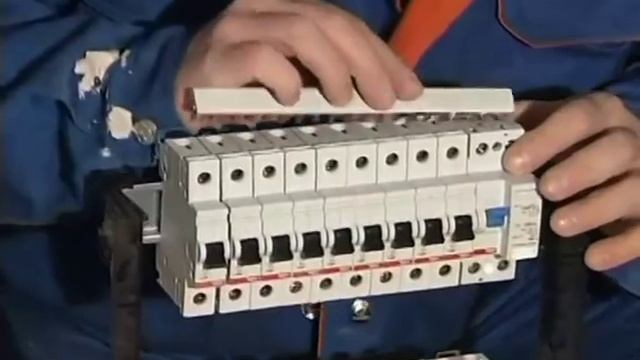 Видеоурок 5. Сборка, установка и подключение электрического щитка.