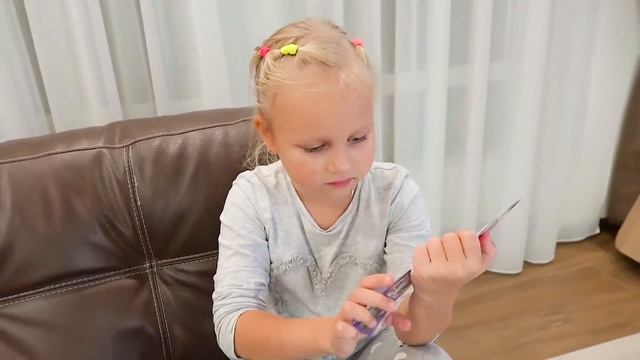 ВЛОГ Наш обычный ВЕЧЕР дома ! Завтра Алиса идет в школу ! Мили Ванили