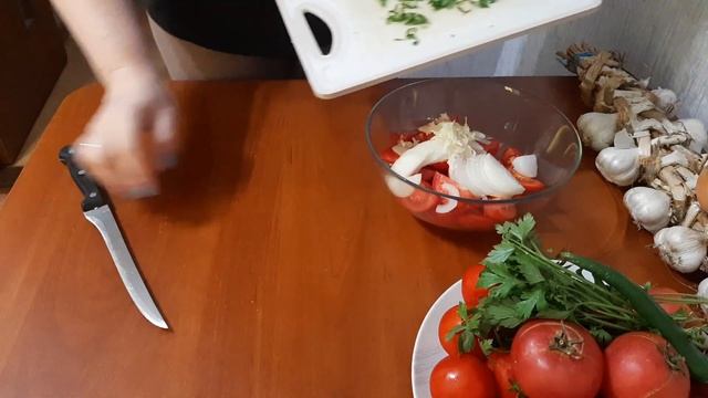 Помидоры в маринаде с медом и чесноком. Маринованный салат.