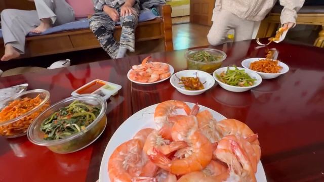 Приехали в гости к корейской свекрови есть головы креветок и не только ??/Korea Vlog