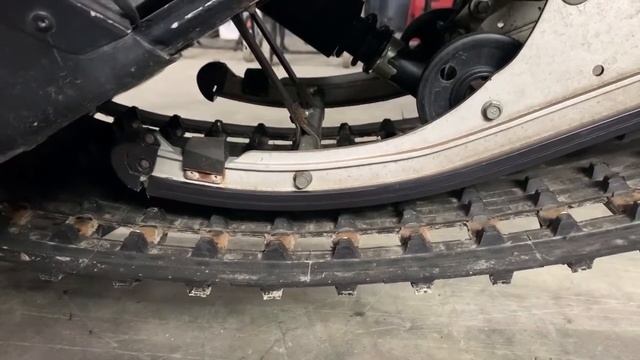 Замена склиза и протяжка гусеницы, снегоход Yamaha VK540