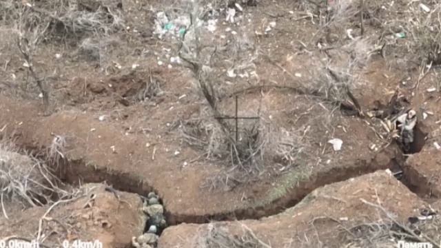 Кадры реального боя. Наши бойцы взламывают позиции врага.