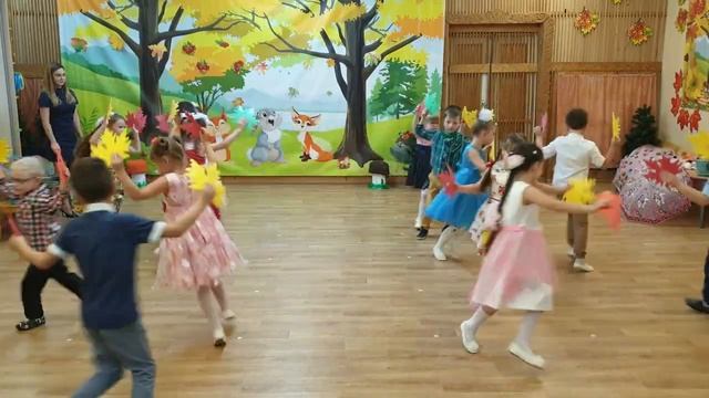 Танец "Листопад" на осеннем утреннике в подготовительной группе детского сада