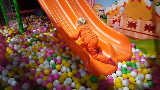Детский Развлекательный Центр JOLLY TIME Горки Батуты Игровой Лабиринт Бассейн с Шариками