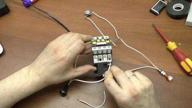 РЕЛЕ с САМОПОДХВАТОМ